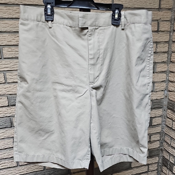 Greg Norman Golf Shorts Sz 34 Tan - Picture 1 of 11